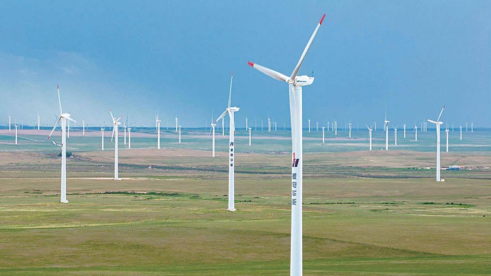 7月12日,在白云鄂博矿区,一排排风力发电机与草原构成一幅美丽画卷