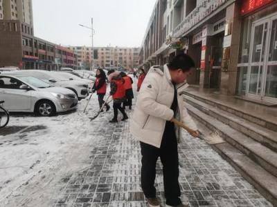 志愿者们一早来清雪