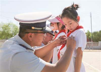 “红领巾”遇上“火焰蓝”多彩暑假花样过