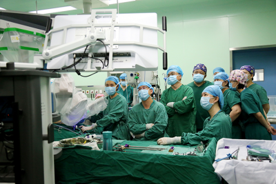 内蒙古自治区首例国产手术机器人膀胱全切及回肠新膀胱术在市中心医院顺利完成