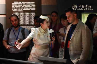 外籍媒体人打卡内蒙古博物院 感受中华民族发展史