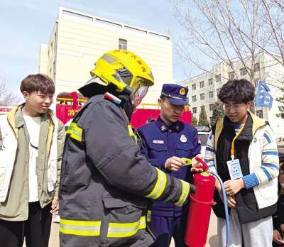 千余名大学生加入“消防志愿服务队”