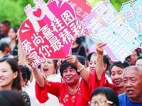 今年是石拐区大发街道喜桂图社区整体搬迁十周年。日前，“唱响喜桂图”石拐区首届社区歌手大赛在大发街道喜桂图社区举行，居民们纷纷登台献艺，歌唱幸福生活。