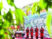 今年是石拐区大发街道喜桂图社区整体搬迁十周年。日前，“唱响喜桂图”石拐区首届社区歌手大赛在大发街道喜桂图社区举行，居民们纷纷登台献艺，歌唱幸福生活。